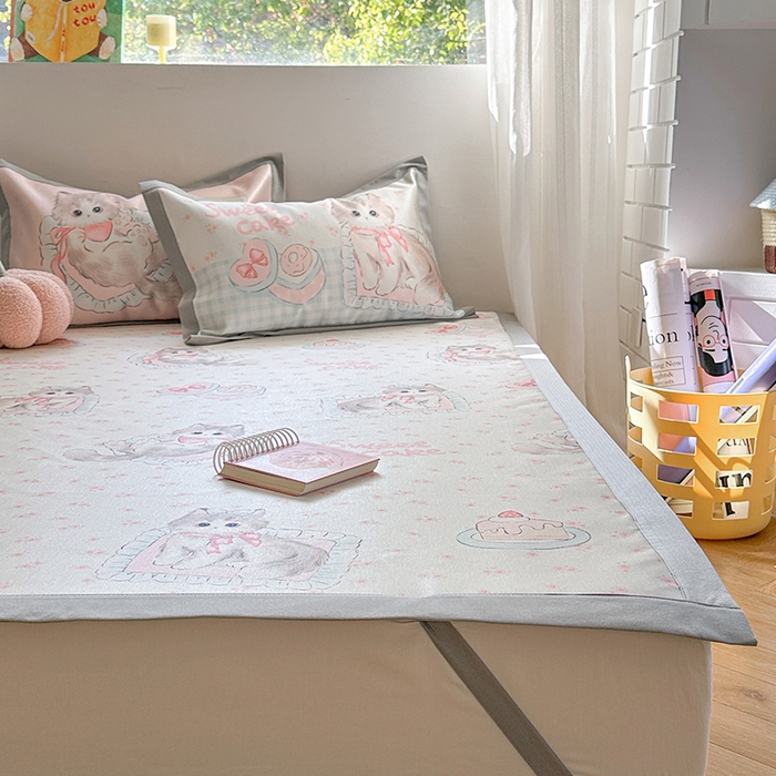 91家纺网 家纺一手货源 找家纺 沐慕 2025新款时尚数码印花600D冰丝凉席系列 冰丝-玫瑰粉喵