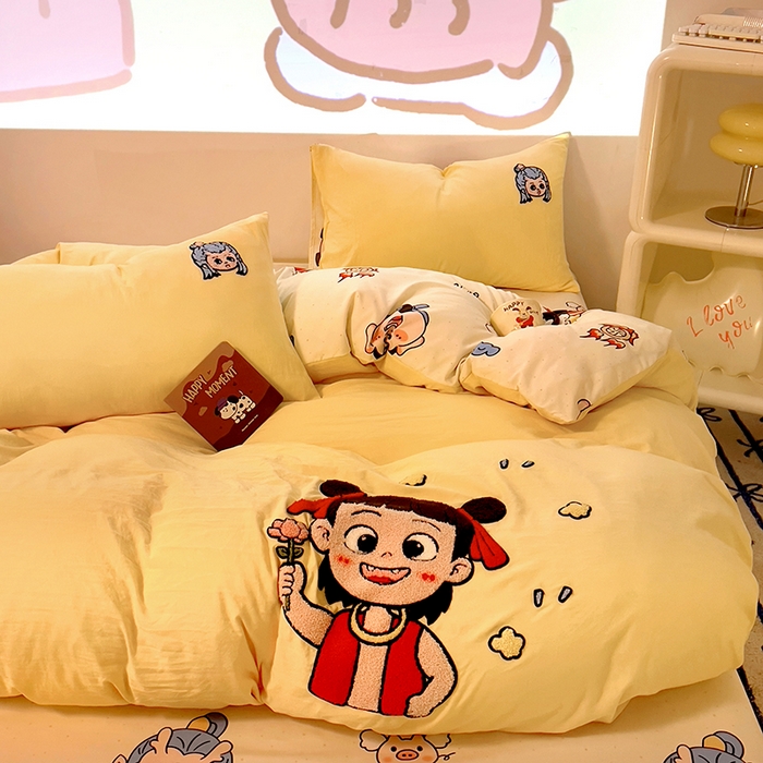 91家纺网 家纺一手货源 找家纺 易辰美 2025新款超软水洗棉毛巾绣四件套-系列二 小哪吒黄