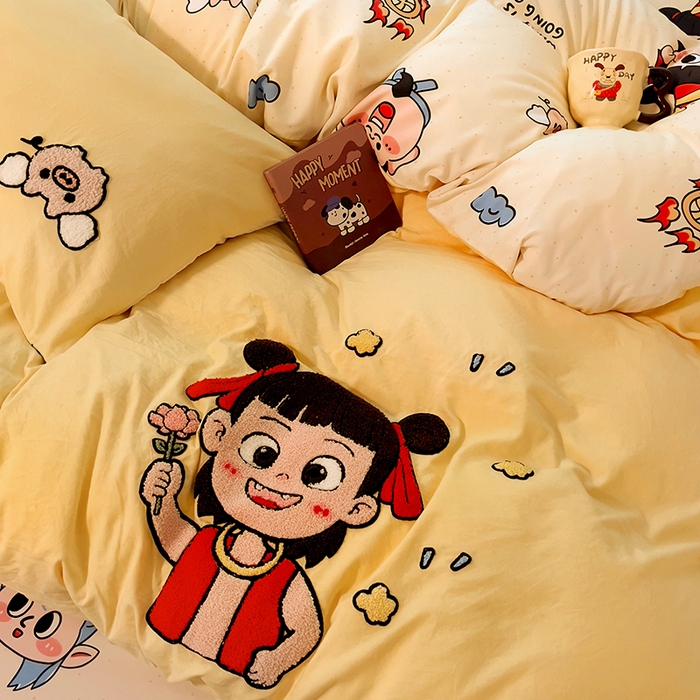 91家纺网 家纺一手货源 找家纺 易辰美 2025新款超软水洗棉毛巾绣四件套-系列二 小哪吒黄