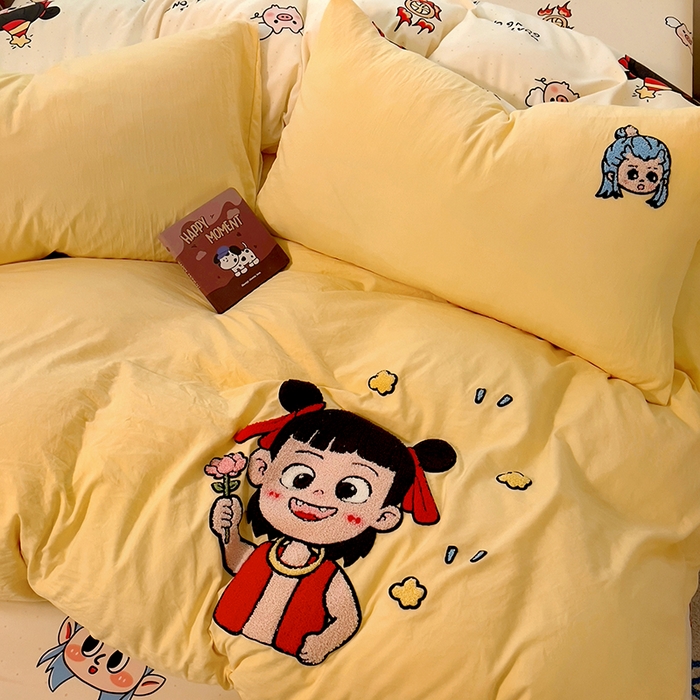 91家纺网 家纺一手货源 找家纺 易辰美 2025新款超软水洗棉毛巾绣四件套-系列二 小哪吒黄