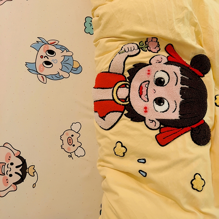 91家纺网 家纺一手货源 找家纺 易辰美 2025新款超软水洗棉毛巾绣四件套-系列二 小哪吒黄