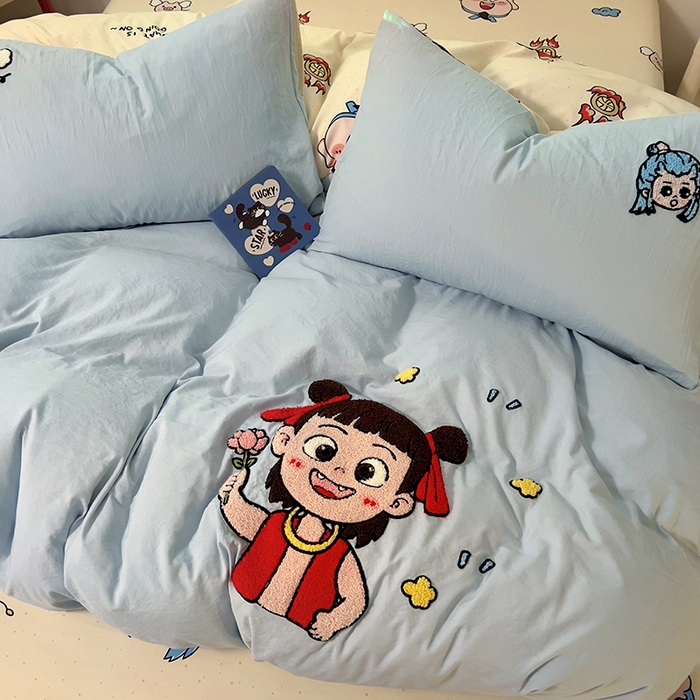 91家纺网 家纺一手货源 找家纺 易辰美 2025新款超软水洗棉毛巾绣四件套-系列二 小哪吒兰