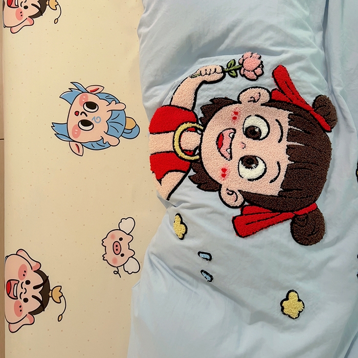 91家纺网 家纺一手货源 找家纺 易辰美 2025新款超软水洗棉毛巾绣四件套-系列二 小哪吒兰