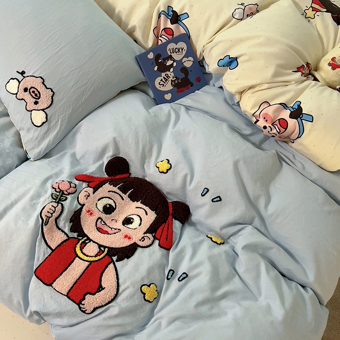 91家纺网 家纺一手货源 找家纺 易辰美 2025新款超软水洗棉毛巾绣四件套-系列二 小哪吒兰