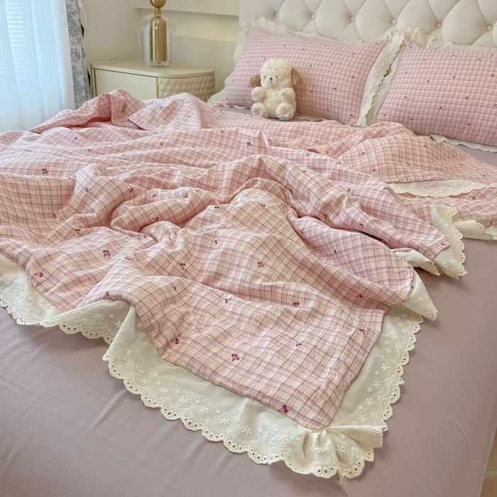 91家纺网 家纺一手货源 找家纺 盼季家纺 2025新款水洗棉蕾丝花边四件套 蕾丝小花边-格子樱桃