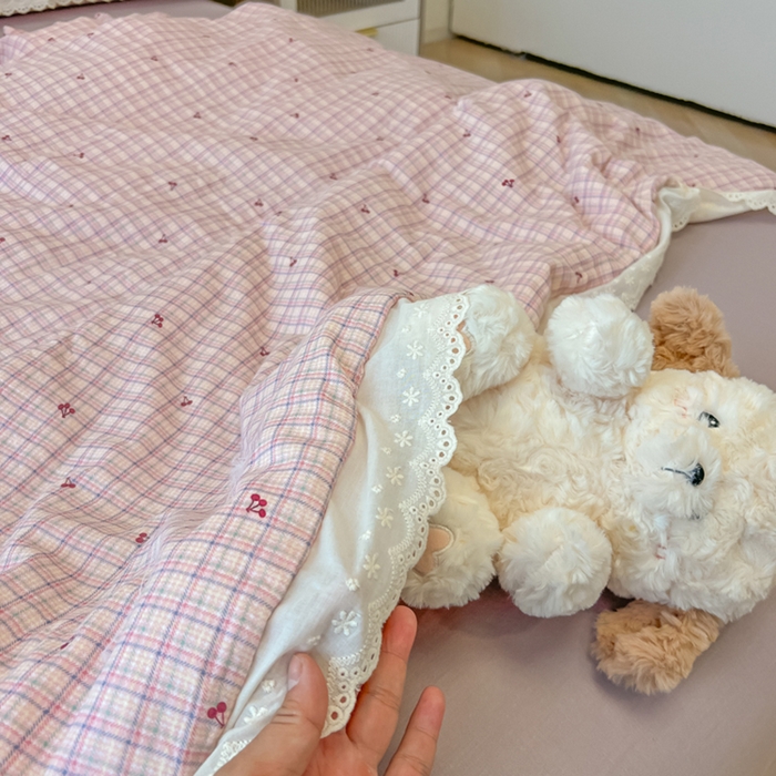 91家纺网 家纺一手货源 找家纺 盼季家纺 2025新款水洗棉蕾丝花边四件套 蕾丝小花边-格子樱桃