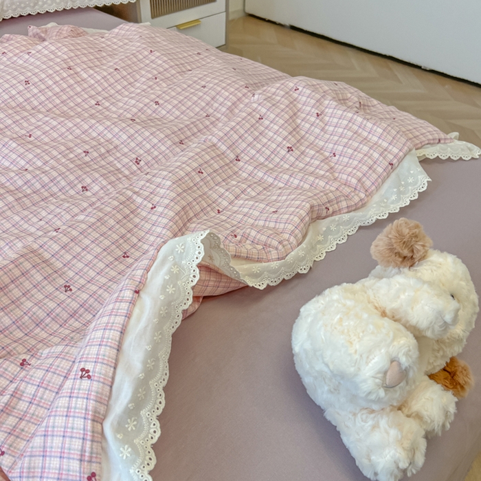 91家纺网 家纺一手货源 找家纺 盼季家纺 2025新款水洗棉蕾丝花边四件套 蕾丝小花边-格子樱桃