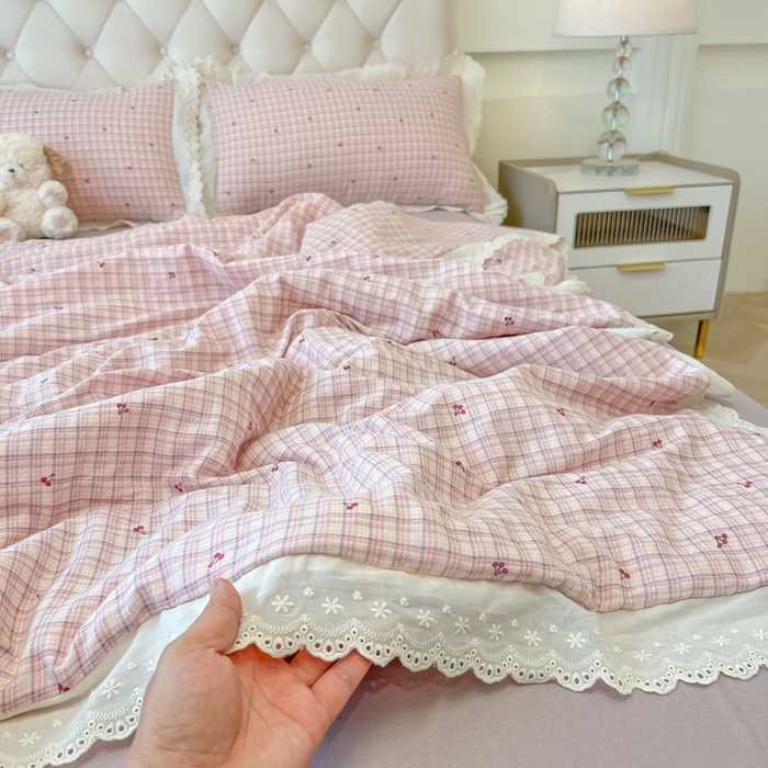 91家纺网 家纺一手货源 找家纺 盼季家纺 2025新款水洗棉蕾丝花边四件套 蕾丝小花边-格子樱桃