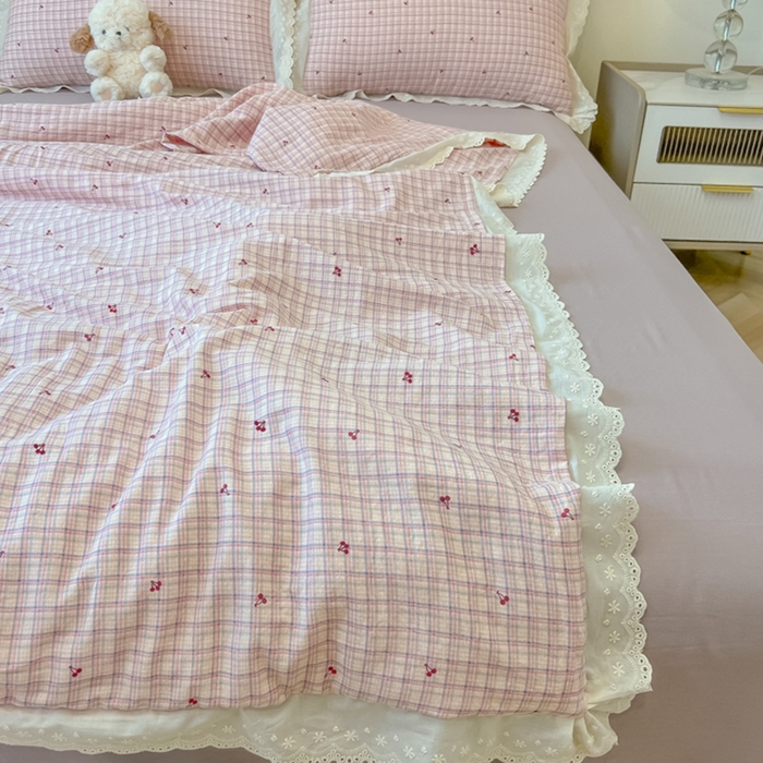 91家纺网 家纺一手货源 找家纺 盼季家纺 2025新款水洗棉蕾丝花边四件套 蕾丝小花边-格子樱桃