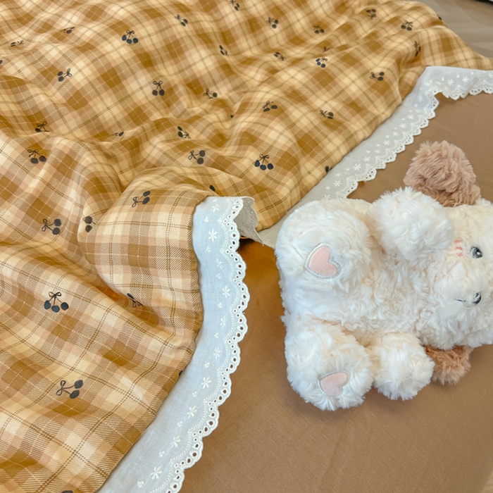 91家纺网 家纺一手货源 找家纺 盼季家纺 2025新款水洗棉蕾丝花边四件套 小蕾丝花边-赫本樱桃