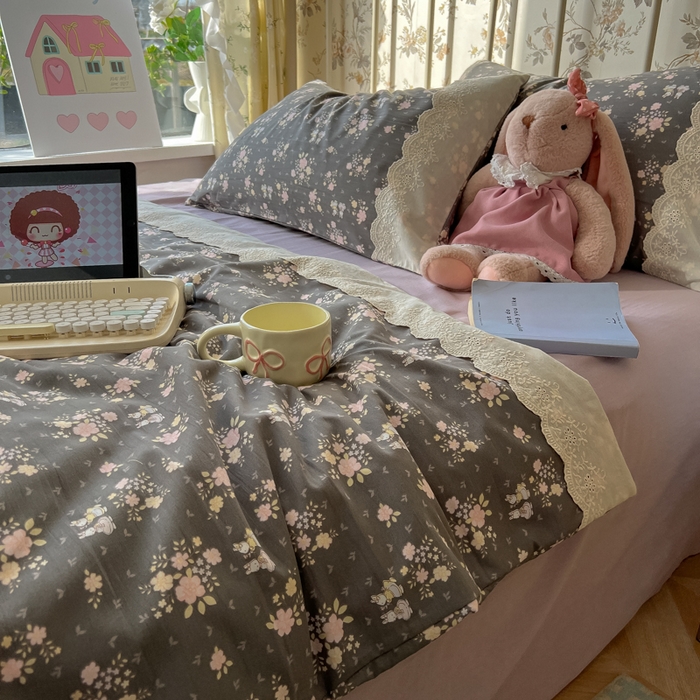 91家纺网 家纺一手货源 找家纺 盼季家纺 2025新款A类夏季夏天蕾丝花边大豆纤维被夏凉被床单四件套空调被 蕾丝花边夏被-碎花兔灰