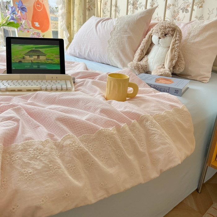 91家纺网 家纺一手货源 找家纺 盼季家纺 2025新款A类夏季夏天蕾丝花边大豆纤维被夏凉被床单四件套空调被 蕾丝花边夏被-小粉格