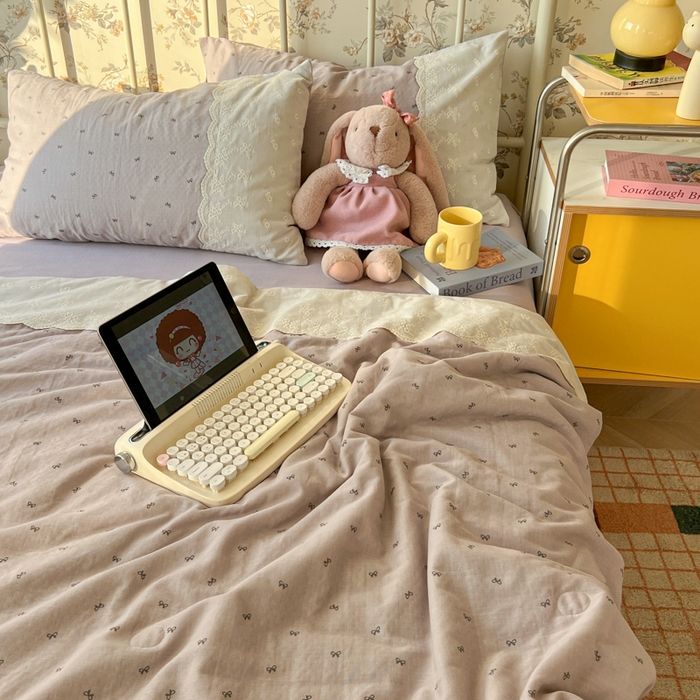 91家纺网 家纺一手货源 找家纺 盼季家纺 2025新款A类夏季夏天蕾丝花边大豆纤维被夏凉被床单四件套空调被 蕾丝花边夏被-蝴蝶可颂紫