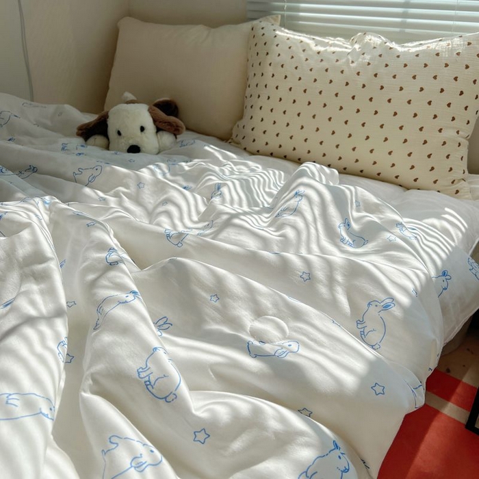 91家纺网 家纺一手货源 找家纺 繁花家居 2025新款AA版水洗棉超软夏被直播热款 蓝边兔