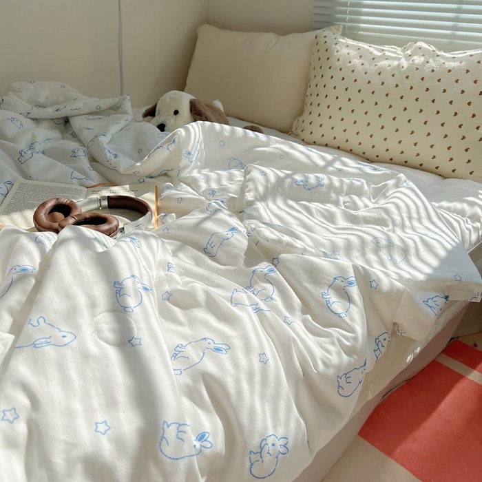 91家纺网 家纺一手货源 找家纺 繁花家居 2025新款AA版水洗棉超软夏被直播热款 蓝边兔