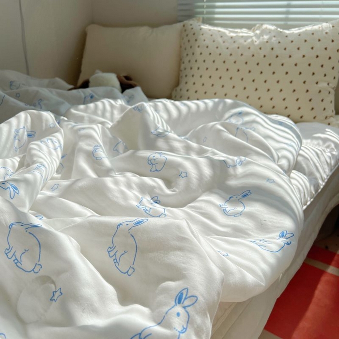 91家纺网 家纺一手货源 找家纺 繁花家居 2025新款AA版水洗棉超软夏被直播热款 蓝边兔