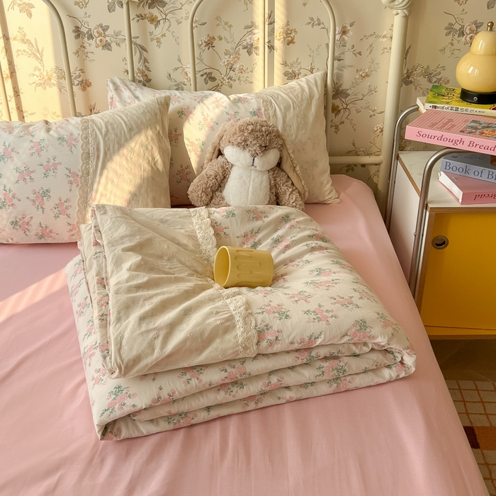 91家纺网 家纺一手货源 找家纺 盼季家纺 2025新款A类夏季夏天蕾丝花边大豆纤维被夏凉被床单四件套空调被 蕾丝花边夏被-花团