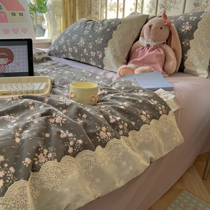 91家纺网 家纺一手货源 找家纺 盼季家纺 2025新款A类夏季夏天蕾丝花边大豆纤维被夏凉被床单四件套空调被 蕾丝花边夏被-碎花兔灰