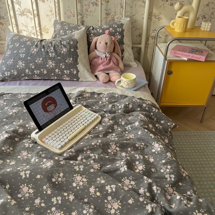 91家纺网 家纺一手货源 找家纺 盼季家纺 2025新款A类夏季夏天蕾丝花边大豆纤维被夏凉被床单四件套空调被 蕾丝花边夏被-碎花兔灰