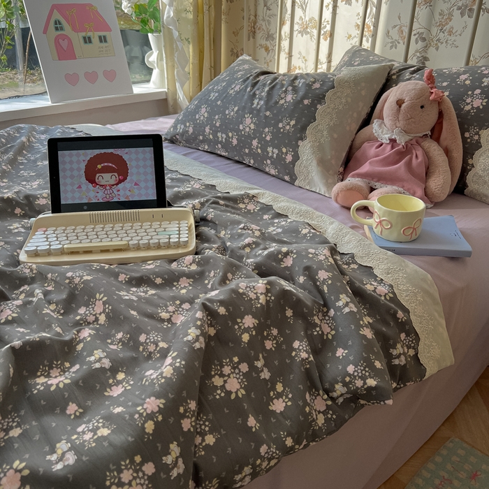 91家纺网 家纺一手货源 找家纺 盼季家纺 2025新款A类夏季夏天蕾丝花边大豆纤维被夏凉被床单四件套空调被 蕾丝花边夏被-碎花兔灰