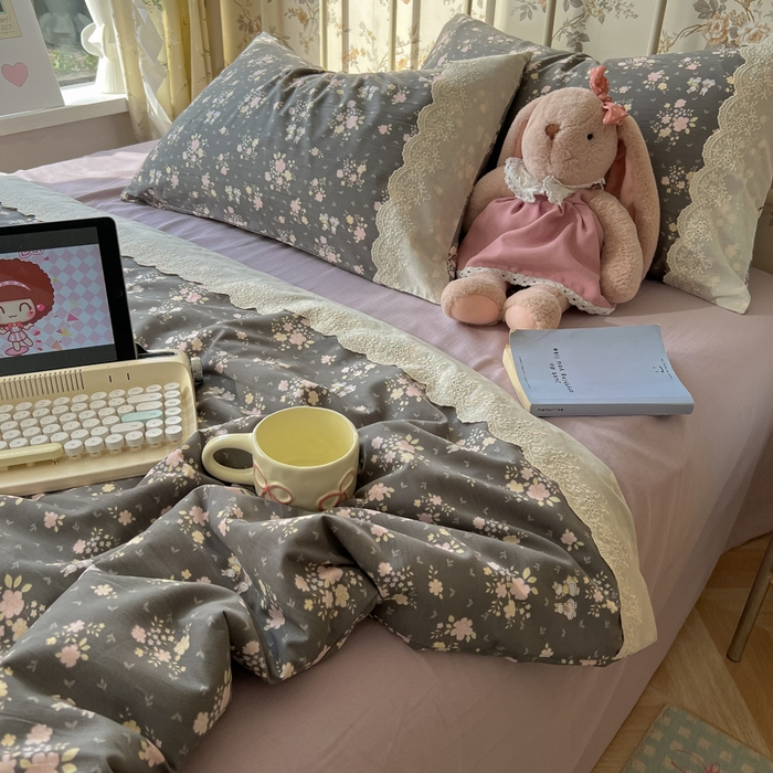 91家纺网 家纺一手货源 找家纺 盼季家纺 2025新款A类夏季夏天蕾丝花边大豆纤维被夏凉被床单四件套空调被 蕾丝花边夏被-碎花兔灰