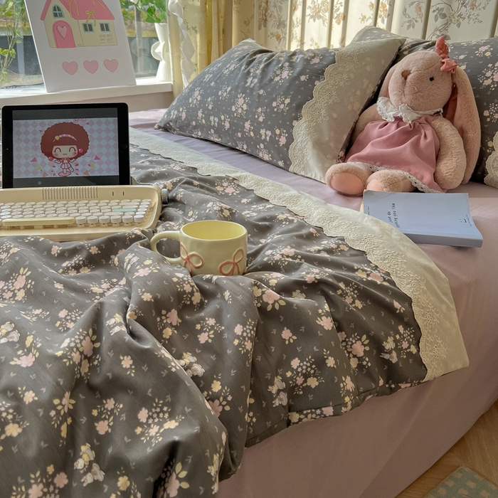 91家纺网 家纺一手货源 找家纺 盼季家纺 2025新款A类夏季夏天蕾丝花边大豆纤维被夏凉被床单四件套空调被 蕾丝花边夏被-碎花兔灰