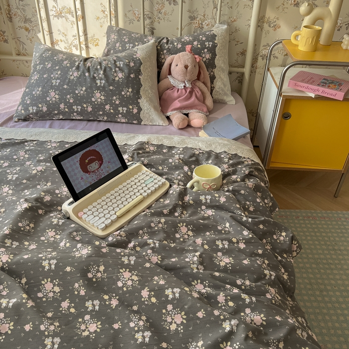 91家纺网 家纺一手货源 找家纺 盼季家纺 2025新款A类夏季夏天蕾丝花边大豆纤维被夏凉被床单四件套空调被 蕾丝花边夏被-碎花兔灰