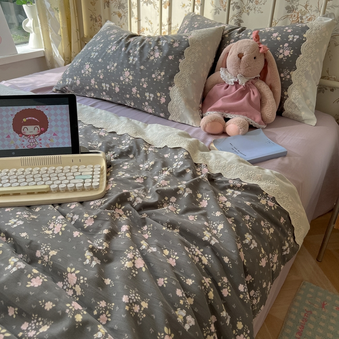 91家纺网 家纺一手货源 找家纺 盼季家纺 2025新款A类夏季夏天蕾丝花边大豆纤维被夏凉被床单四件套空调被 蕾丝花边夏被-碎花兔灰