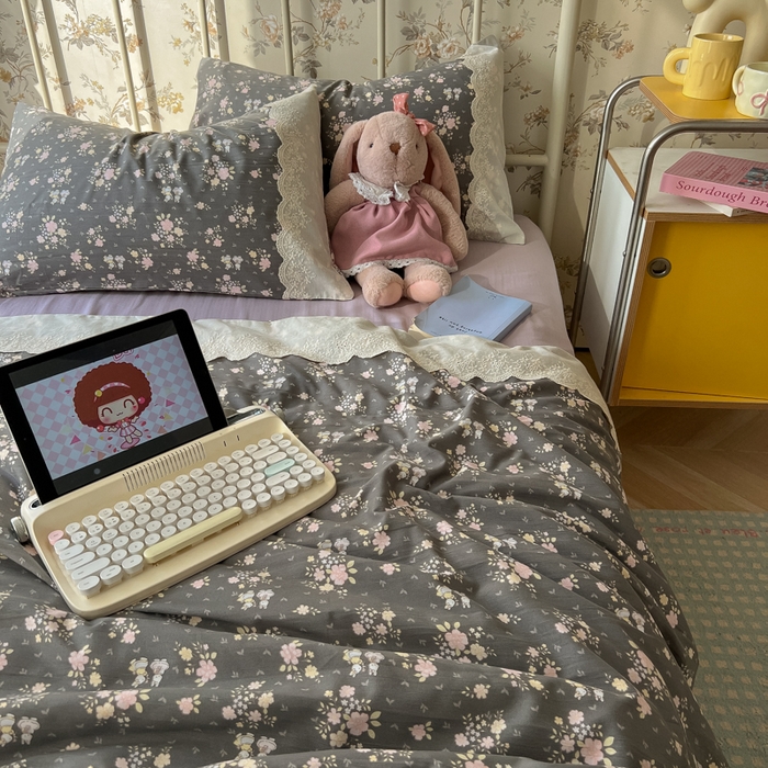 91家纺网 家纺一手货源 找家纺 盼季家纺 2025新款A类夏季夏天蕾丝花边大豆纤维被夏凉被床单四件套空调被 蕾丝花边夏被-碎花兔灰