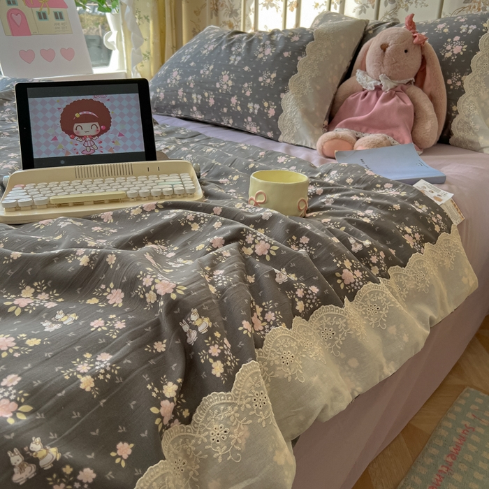 91家纺网 家纺一手货源 找家纺 盼季家纺 2025新款A类夏季夏天蕾丝花边大豆纤维被夏凉被床单四件套空调被 蕾丝花边夏被-碎花兔灰