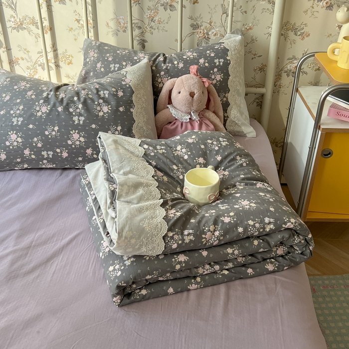 91家纺网 家纺一手货源 找家纺 盼季家纺 2025新款A类夏季夏天蕾丝花边大豆纤维被夏凉被床单四件套空调被 蕾丝花边夏被-碎花兔灰