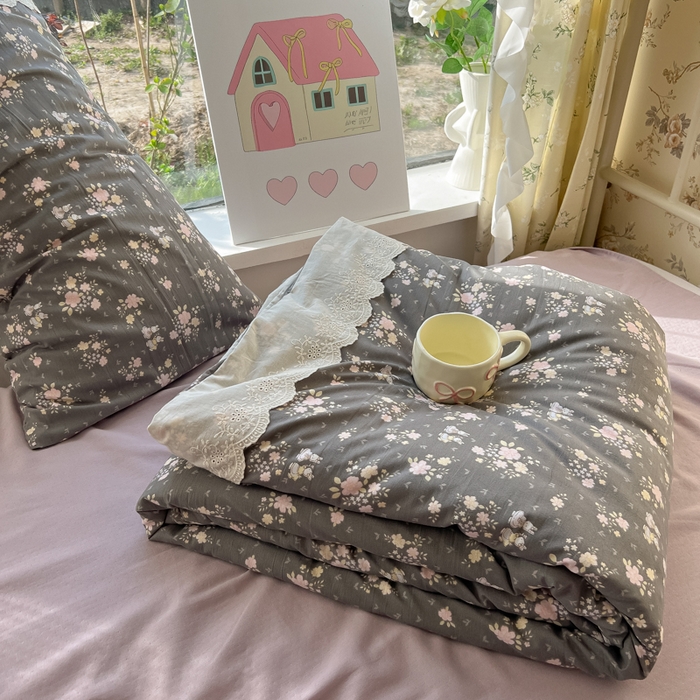 91家纺网 家纺一手货源 找家纺 盼季家纺 2025新款A类夏季夏天蕾丝花边大豆纤维被夏凉被床单四件套空调被 蕾丝花边夏被-碎花兔灰