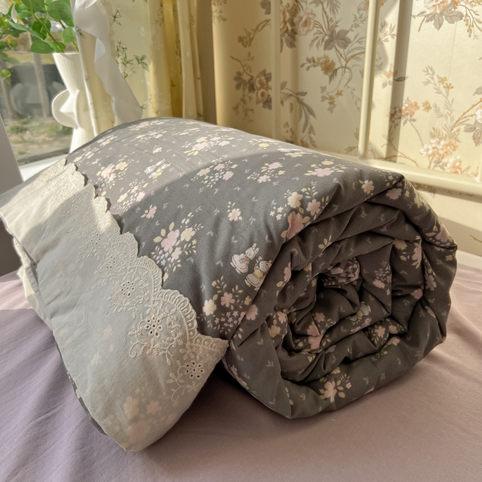 91家纺网 家纺一手货源 找家纺 盼季家纺 2025新款A类夏季夏天蕾丝花边大豆纤维被夏凉被床单四件套空调被 蕾丝花边夏被-碎花兔灰