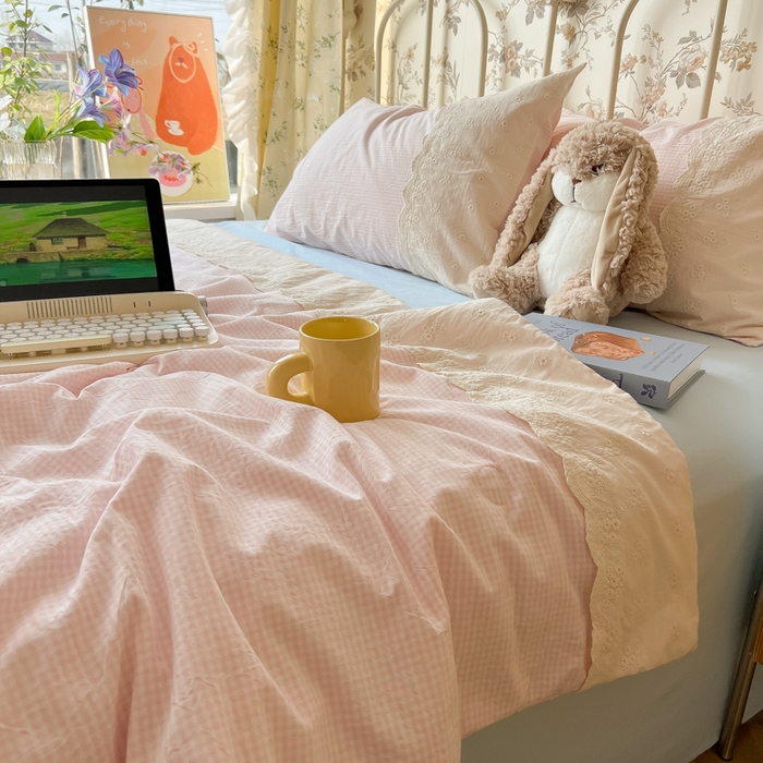 91家纺网 家纺一手货源 找家纺 盼季家纺 2025新款A类夏季夏天蕾丝花边大豆纤维被夏凉被床单四件套空调被 蕾丝花边夏被-小粉格