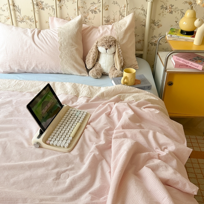 91家纺网 家纺一手货源 找家纺 盼季家纺 2025新款A类夏季夏天蕾丝花边大豆纤维被夏凉被床单四件套空调被 蕾丝花边夏被-小粉格