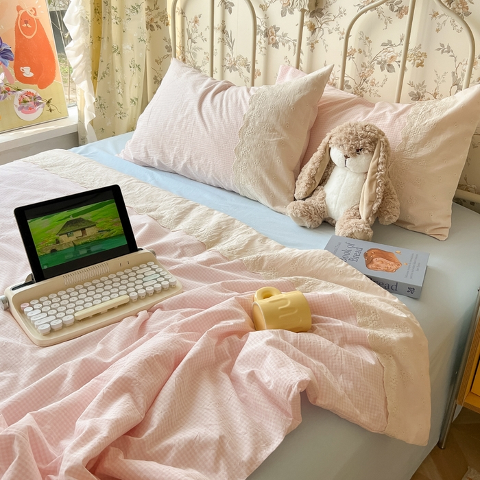 91家纺网 家纺一手货源 找家纺 盼季家纺 2025新款A类夏季夏天蕾丝花边大豆纤维被夏凉被床单四件套空调被 蕾丝花边夏被-小粉格