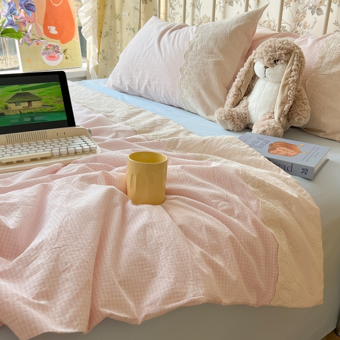 91家纺网 家纺一手货源 找家纺 盼季家纺 2025新款A类夏季夏天蕾丝花边大豆纤维被夏凉被床单四件套空调被 蕾丝花边夏被-小粉格