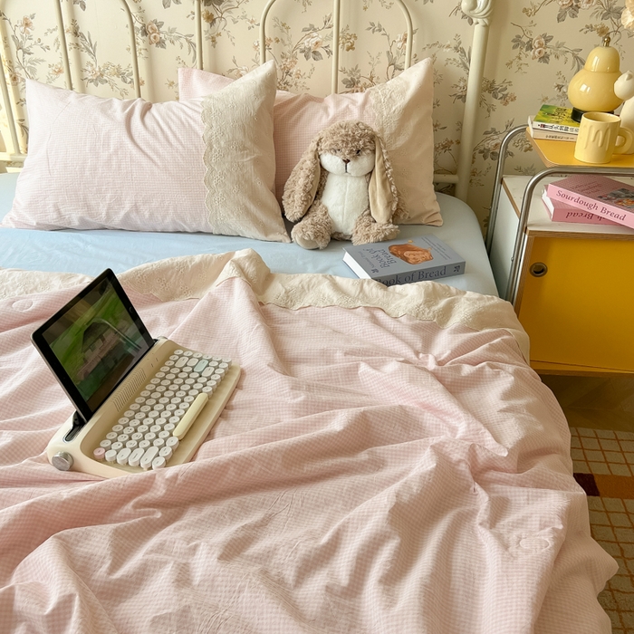 91家纺网 家纺一手货源 找家纺 盼季家纺 2025新款A类夏季夏天蕾丝花边大豆纤维被夏凉被床单四件套空调被 蕾丝花边夏被-小粉格