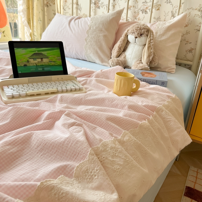 91家纺网 家纺一手货源 找家纺 盼季家纺 2025新款A类夏季夏天蕾丝花边大豆纤维被夏凉被床单四件套空调被 蕾丝花边夏被-小粉格