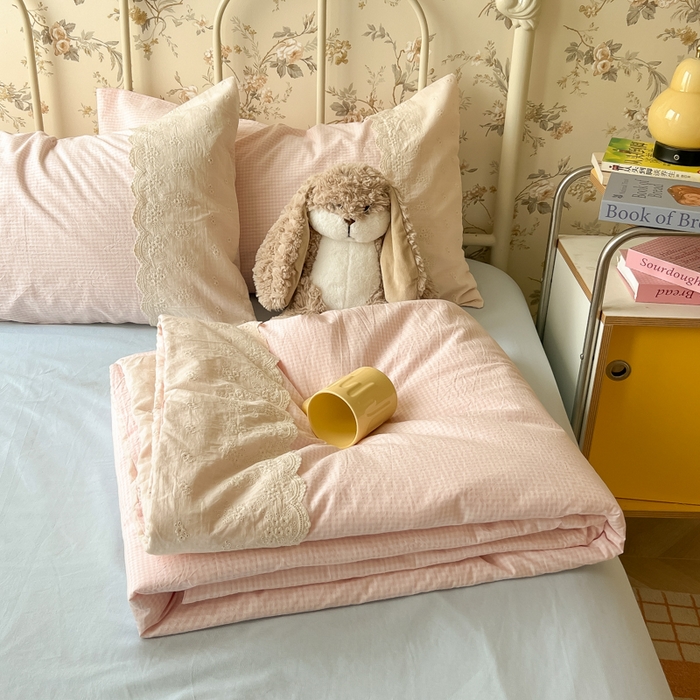 91家纺网 家纺一手货源 找家纺 盼季家纺 2025新款A类夏季夏天蕾丝花边大豆纤维被夏凉被床单四件套空调被 蕾丝花边夏被-小粉格