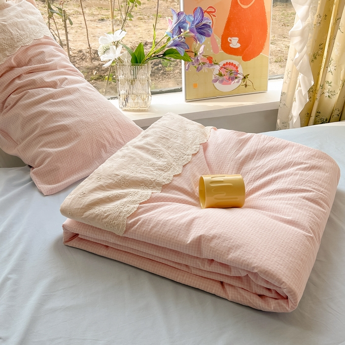 91家纺网 家纺一手货源 找家纺 盼季家纺 2025新款A类夏季夏天蕾丝花边大豆纤维被夏凉被床单四件套空调被 蕾丝花边夏被-小粉格