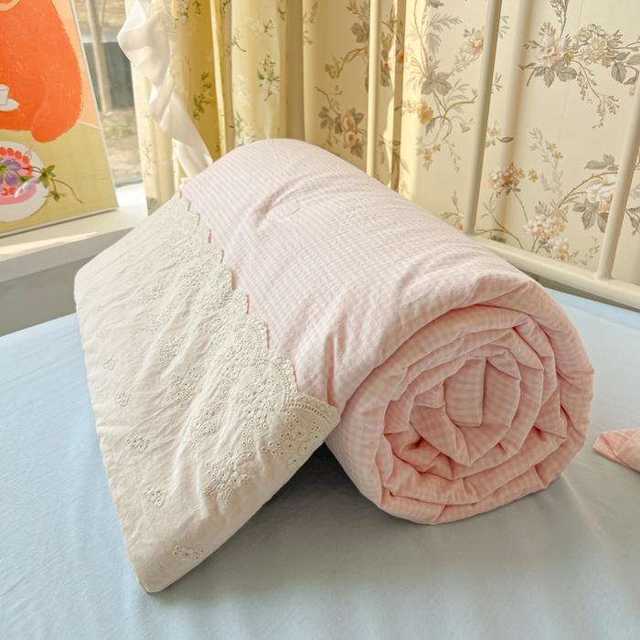 91家纺网 家纺一手货源 找家纺 盼季家纺 2025新款A类夏季夏天蕾丝花边大豆纤维被夏凉被床单四件套空调被 蕾丝花边夏被-小粉格