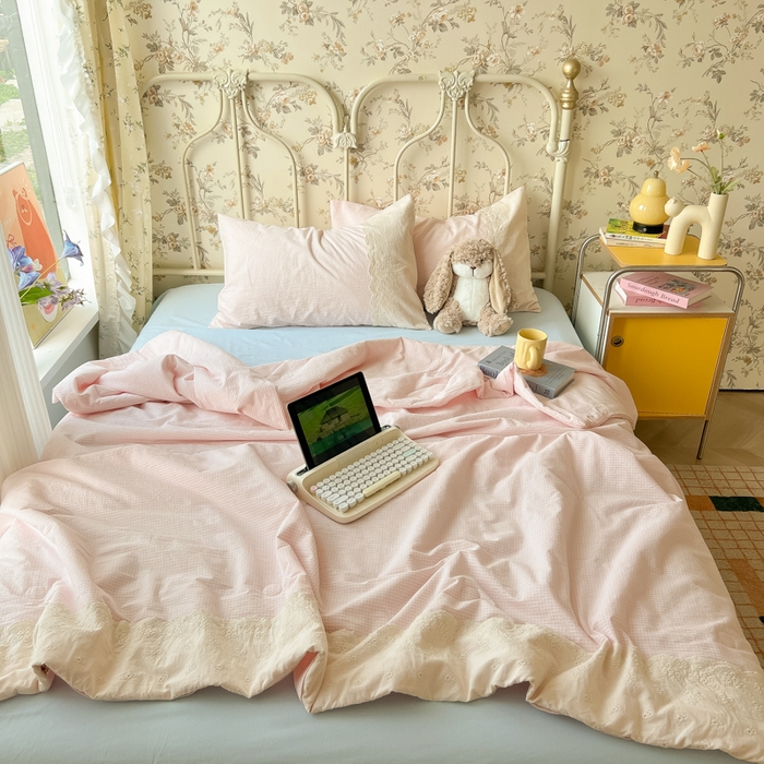 91家纺网 家纺一手货源 找家纺 盼季家纺 2025新款A类夏季夏天蕾丝花边大豆纤维被夏凉被床单四件套空调被 蕾丝花边夏被-小粉格