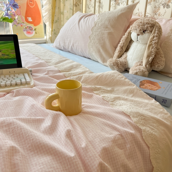 91家纺网 家纺一手货源 找家纺 盼季家纺 2025新款A类夏季夏天蕾丝花边大豆纤维被夏凉被床单四件套空调被 蕾丝花边夏被-小粉格