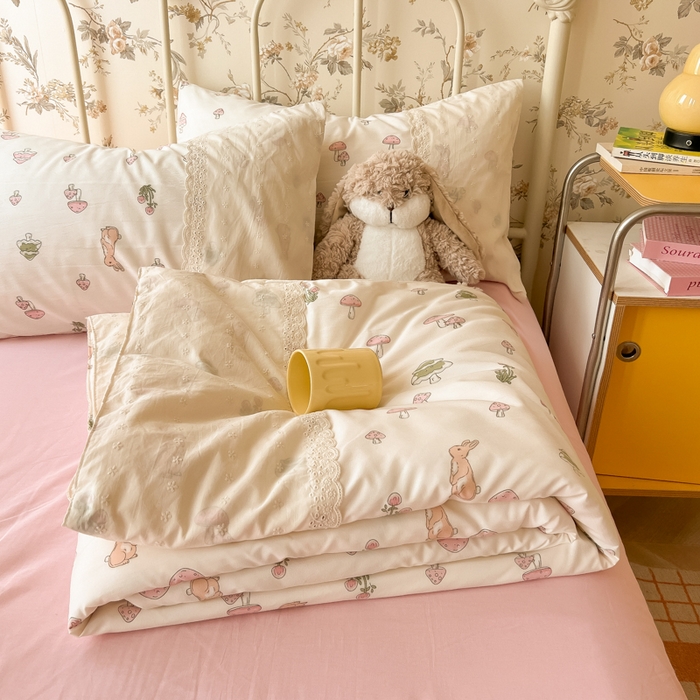 91家纺网 家纺一手货源 找家纺 盼季家纺 2025新款A类夏季夏天蕾丝花边大豆纤维被夏凉被床单四件套空调被 蕾丝花边夏被-小兔蘑菇