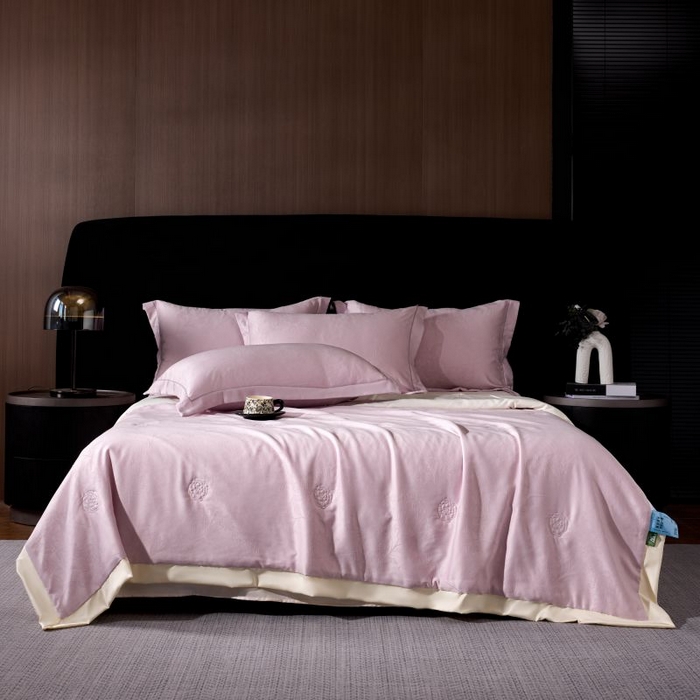 91家纺网 家纺一手货源 找家纺 丽卡家纺 2025新款金银丝提花宽边凯丽夏被四件套 凯丽-紫