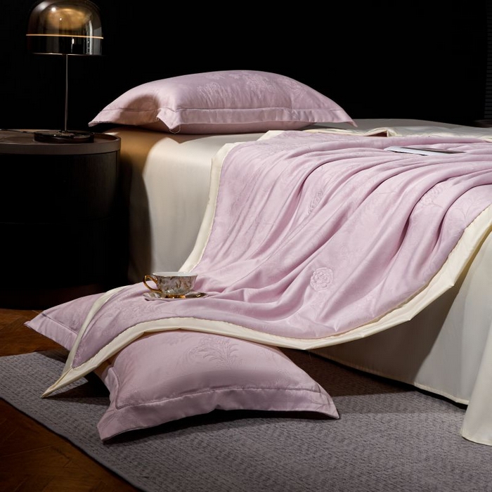 91家纺网 家纺一手货源 找家纺 丽卡家纺 2025新款金银丝提花宽边凯丽夏被四件套 凯丽-紫