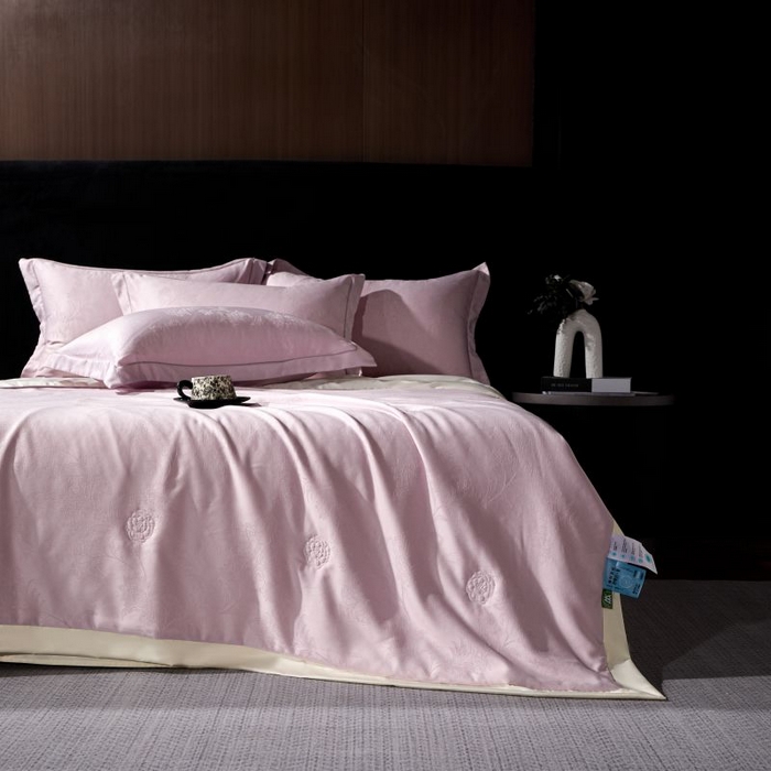 91家纺网 家纺一手货源 找家纺 丽卡家纺 2025新款金银丝提花宽边凯丽夏被四件套 凯丽-紫