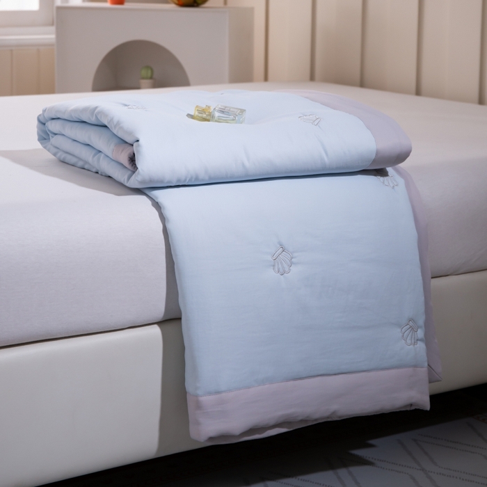 91家纺网 家纺一手货源 找家纺 晨晨家纺 2025新款A类莱赛尔天丝刺绣款夏被系列 单夏被 皇冠-天空蓝