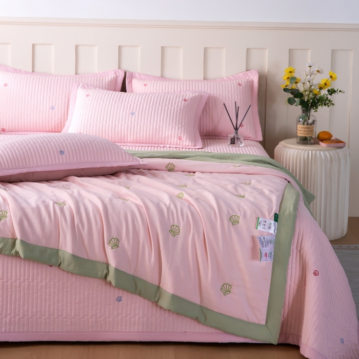 91家纺网 家纺一手货源 找家纺 晨晨家纺 2025新款A类莱赛尔天丝刺绣款凉席席子床盖款系列三件套 皇冠-樱花粉